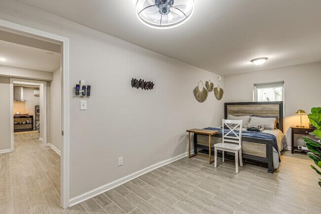 Building Photo - 6604 Oak St