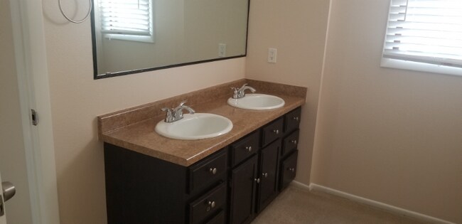Building Photo - 866 Pebblewood Dr
