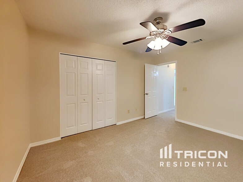 Building Photo - 3251 Deerfield Pointe Dr