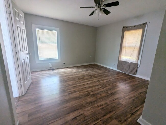 Building Photo - Available Now! Cute 2 Bedroom on Hazel!