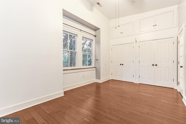 Building Photo - 329 S 12th St