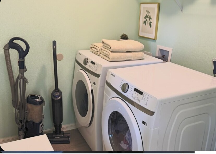 Building Photo - 1516 Gulfview Dr