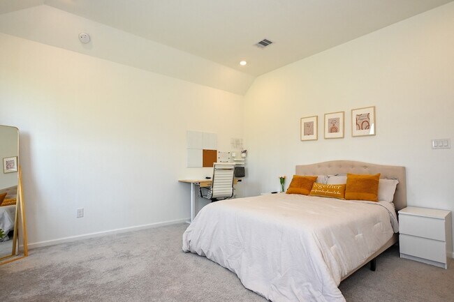 Building Photo - 3057 Pensacola Dr