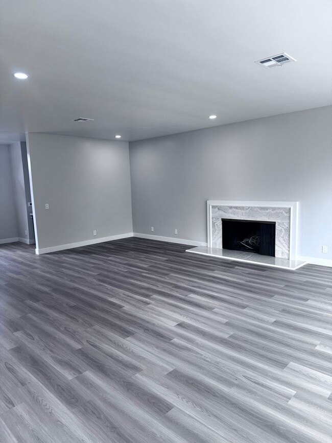 Building Photo - Spacious 3 Bed 2 Bath in Enderle Gardens: ...