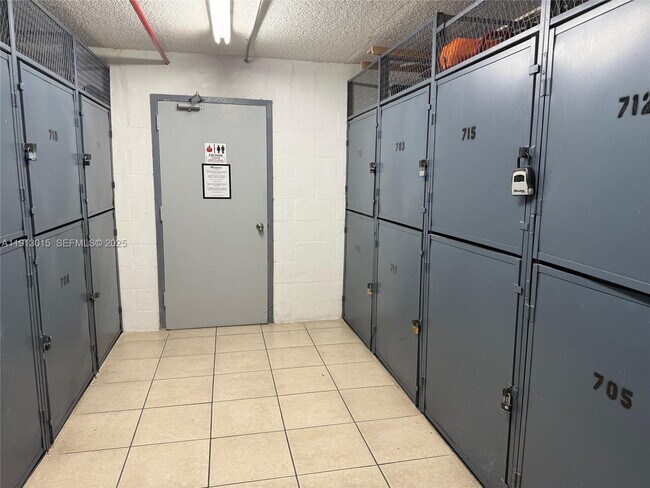 Building Photo - 17011 N Bay Rd