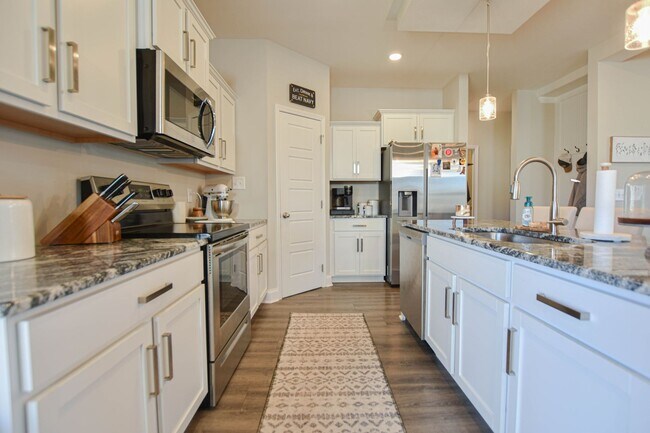 Building Photo - Pet Friendly Four Bedroom!