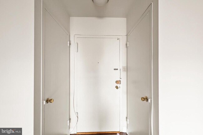 Building Photo - 1111 Arlington Blvd