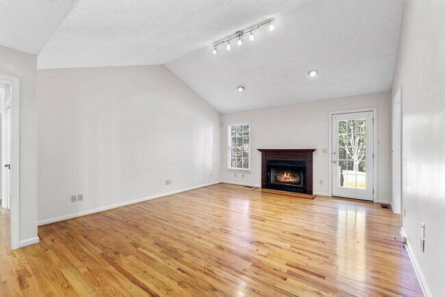 Building Photo - Beautiful Home in Greer Country Club Estates W/Bonus Room