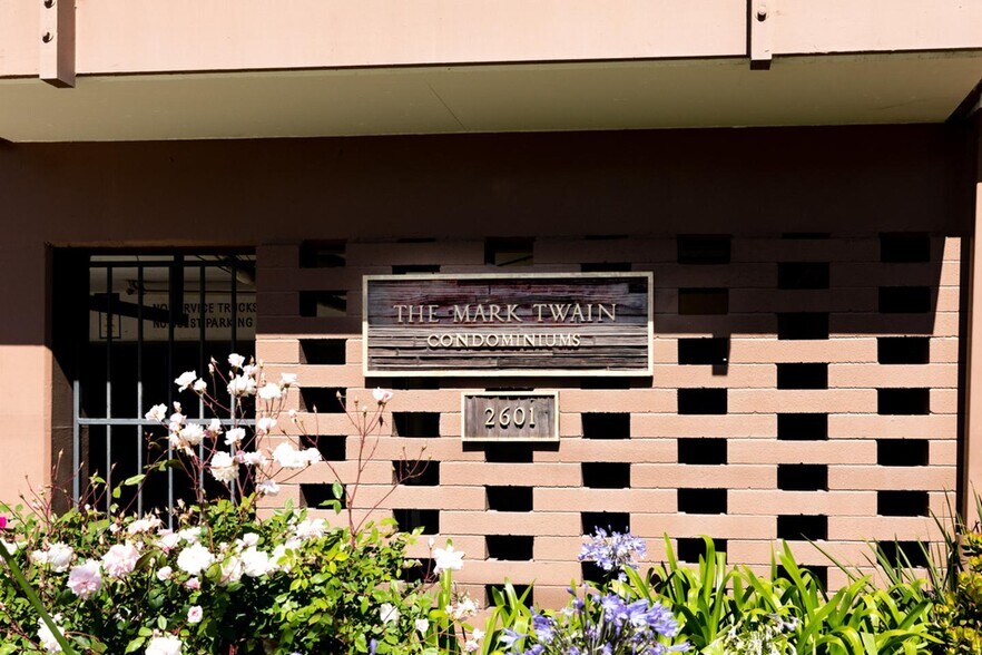 Building Photo - Elmwood 2 bed 1 bath condo great location