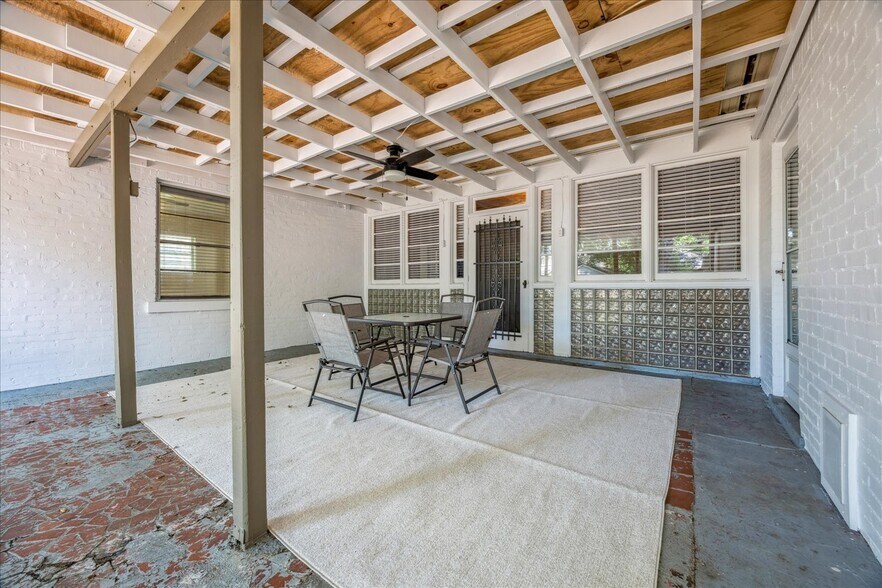 back patio w dining table n chairs - 171 Palisade St