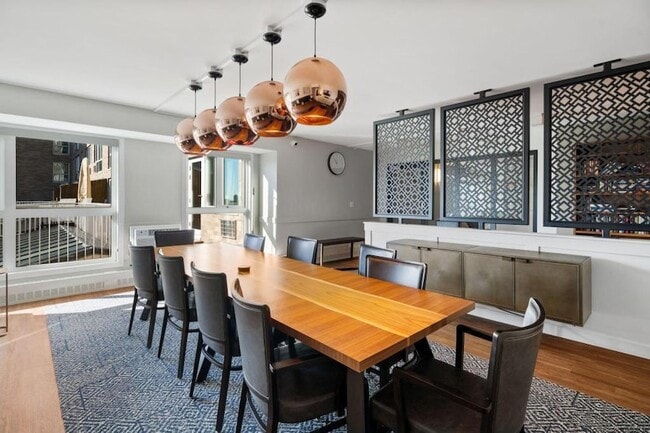 Building Photo - 433 S 7th St