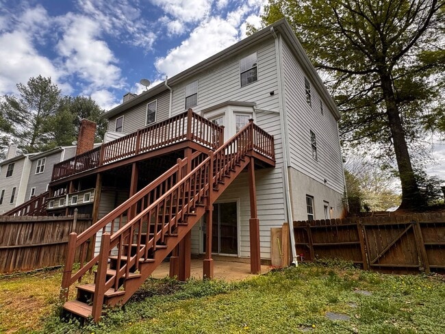 Building Photo - Briarwood Townhome close to NGIC and Hollymead Town Center!