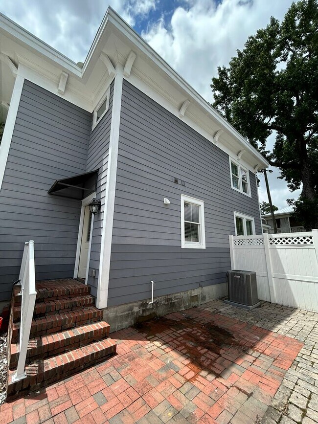 Building Photo - 3 Bedroom/2 Bath in Downtown Savannah, GA