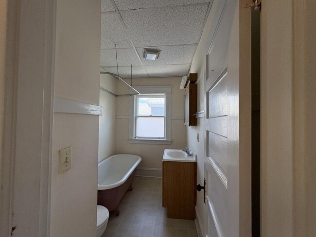 Building Photo - 48 Monroe St