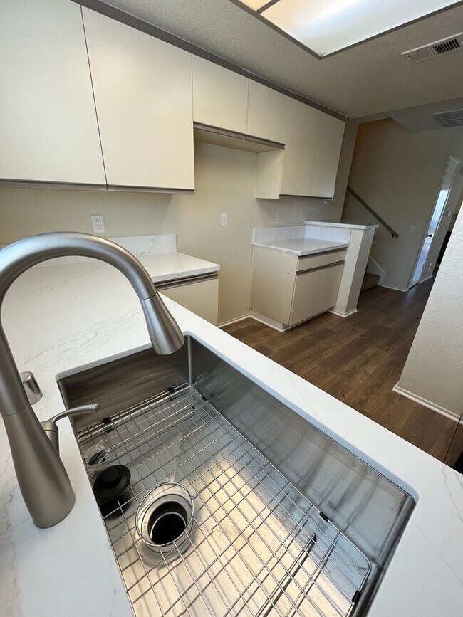 Building Photo - JUST REFURBISHED SPACIOUS DUAL MASTER COND...