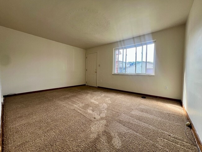 Building Photo - Cozy Two Bedroom Townhome with Central AC & Off-Street Parking! Call Today to Schedule a Tour!