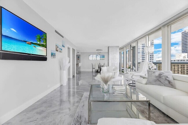 Building Photo - 1717 N Bayshore Dr