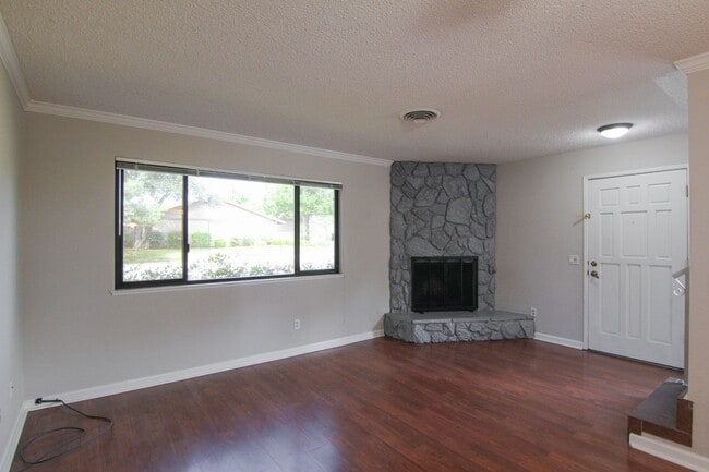Building Photo - 2 Bedroom Condo for Rent in Redding CA with Pool, Tennis Courts, Garage | The Bluffs