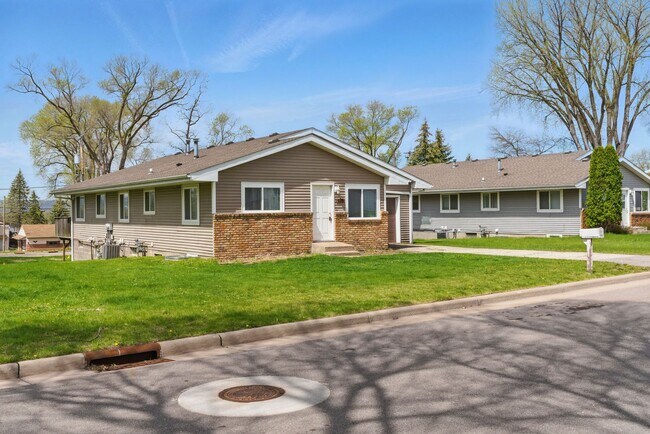 Building Photo - 927-933 Park Ave W