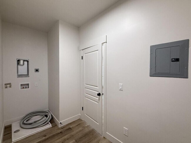 Building Photo - 152 W 4050 N