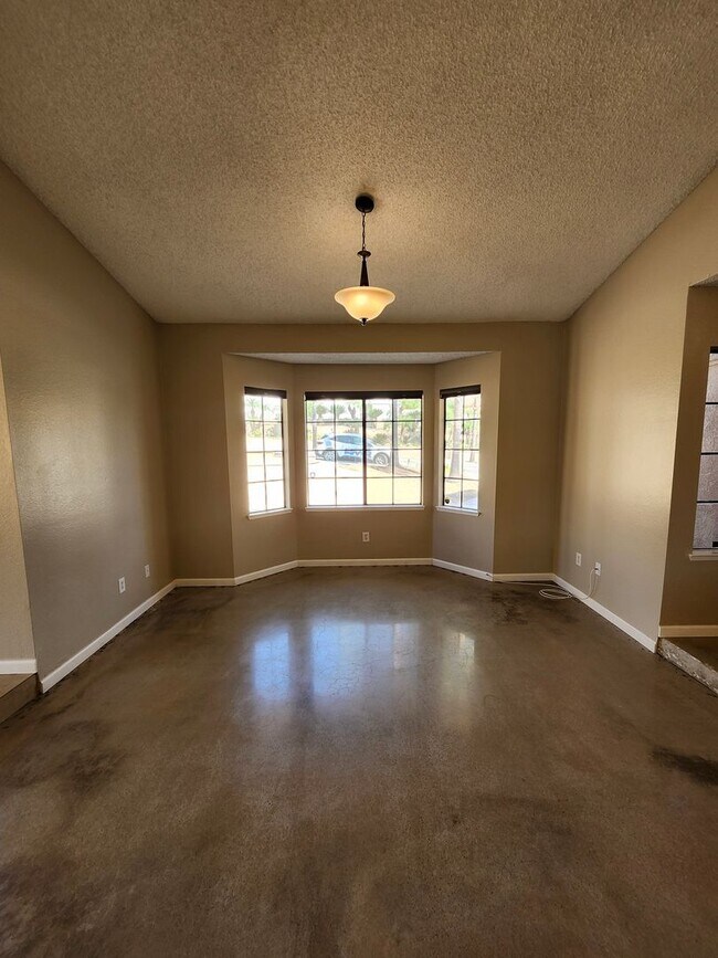 Building Photo - Charming Single-Story Home