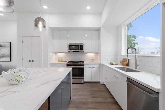 Building Photo - 216 E 31st 1/2 St