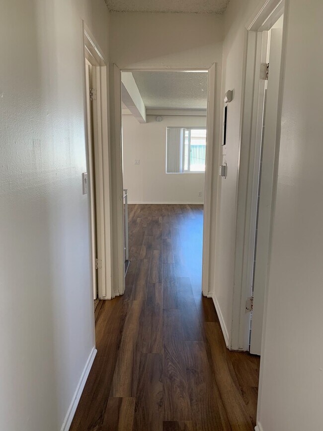 Building Photo - 206