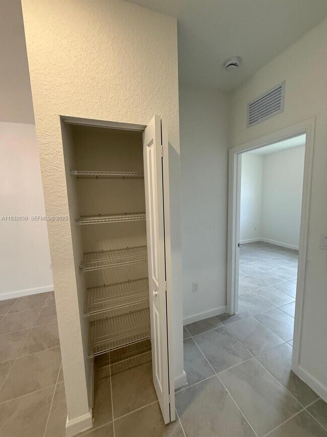 Building Photo - 2942 SE 23rd Ave