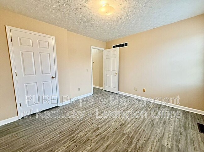 Building Photo - 198 Daisy St