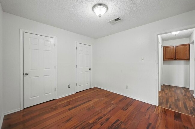 Building Photo - 513 Signal Hill Ct S