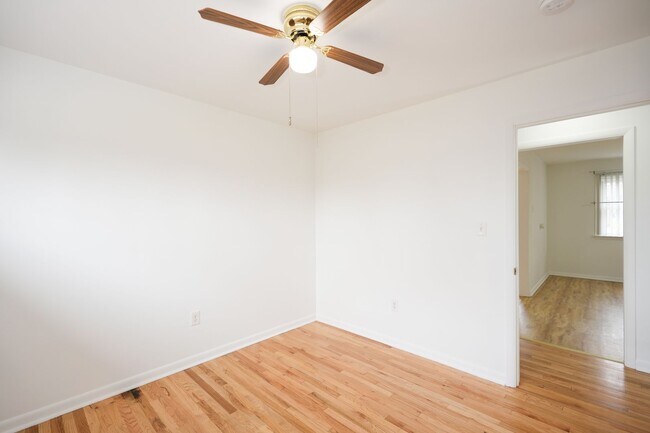 Building Photo - 2305 River Rd