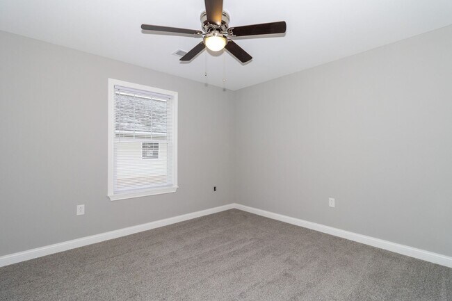 Building Photo - Now Pre Leasing 3 Bedroom 2 Bath Luxury Ranch Home In Winchester Ky!