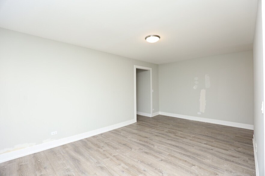 Building Photo - 533 W Surf St