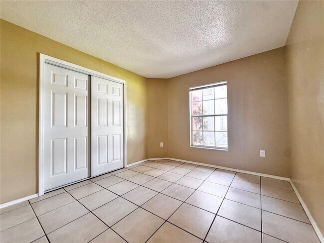 Building Photo - 2619 Spring Hill Dr