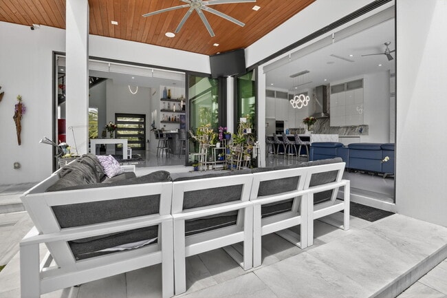 Building Photo - 334 Isle of Capri Dr