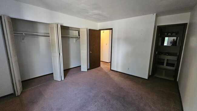 Building Photo - Condo with Garage, Private Patio & Unfinished Basement