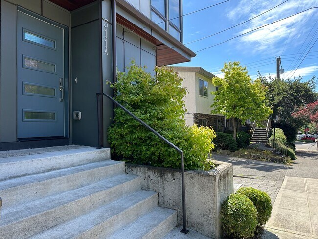 Building Photo - Gorgeous Greenlake Townhouse with Parking