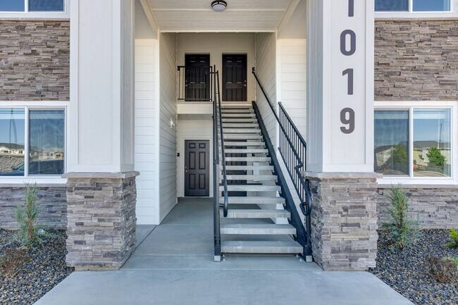 Building Photo - Now Leasing! Beautiful Open Concept Living!