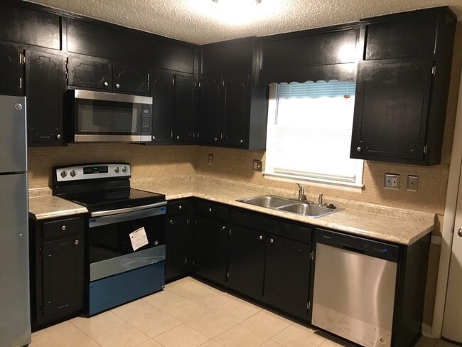 Building Photo - 3 bed 2 bath home for rent