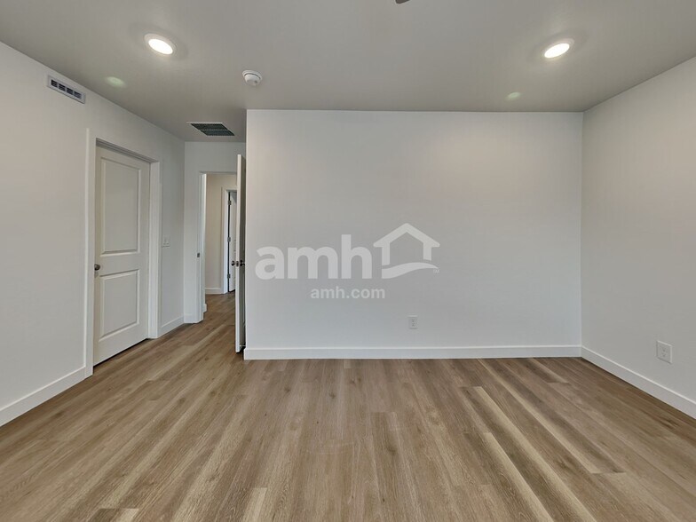 Building Photo - 20177 W Thomas Rd