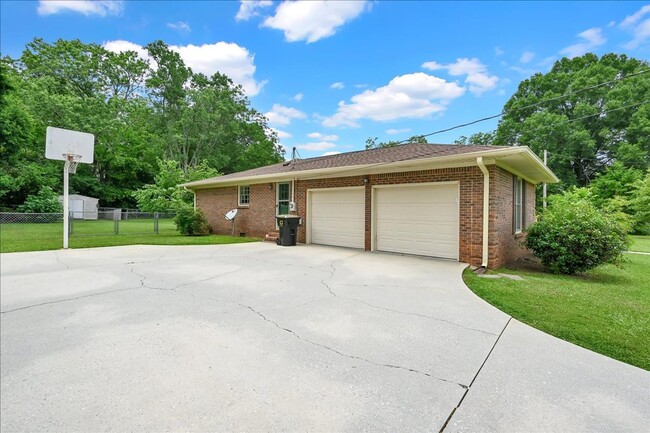 Building Photo - Beautiful 4 Br Brick home