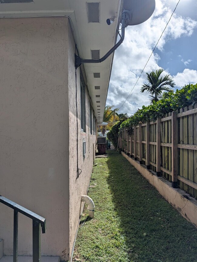 Building Photo - 1571 NE 109th St