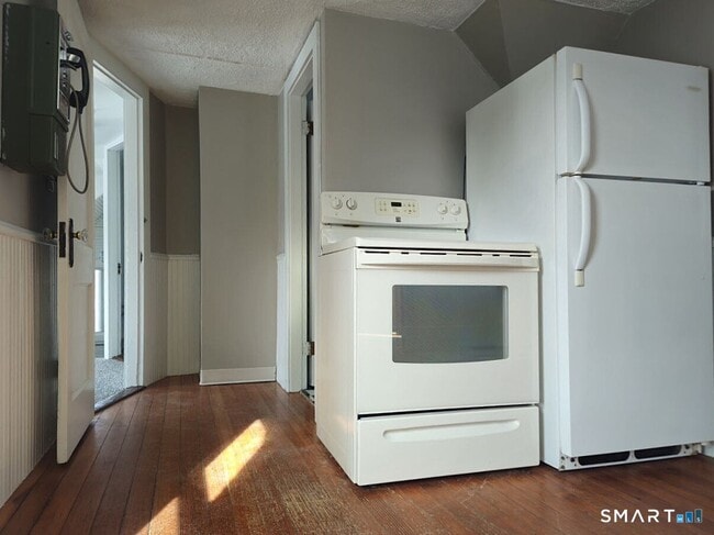 Building Photo - 21 Sigourney St