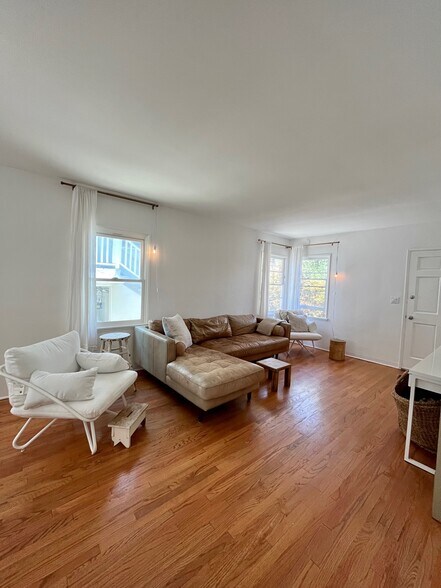 Living Room - 830 20th St