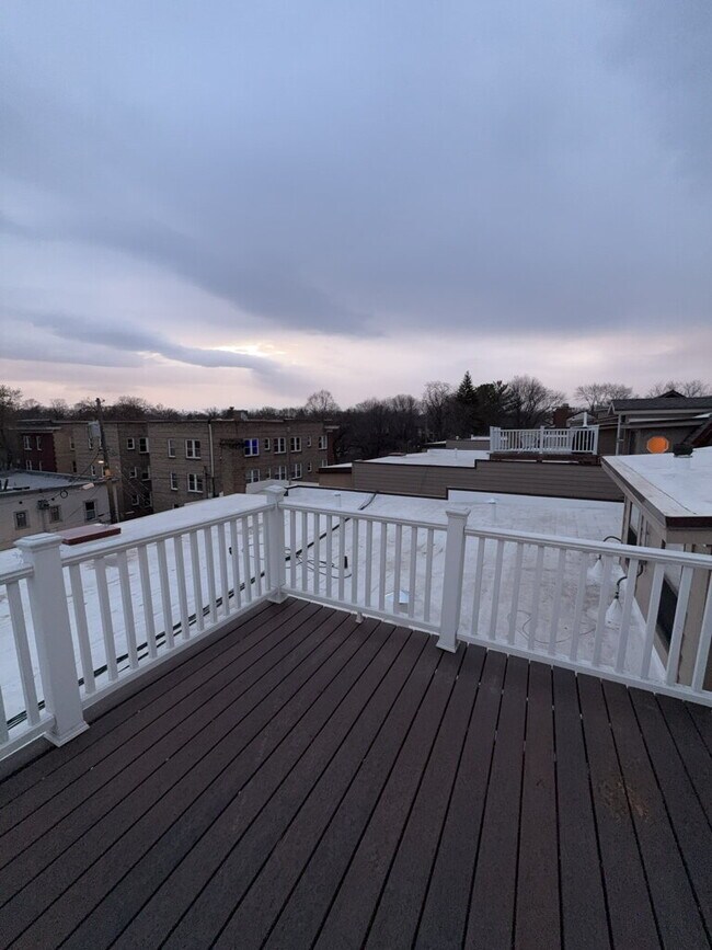 Building Photo - *Beautifully remodeled Historic 2 bed plus den Penthouse In Desirable Lowry Hill - Near Chain Of ...