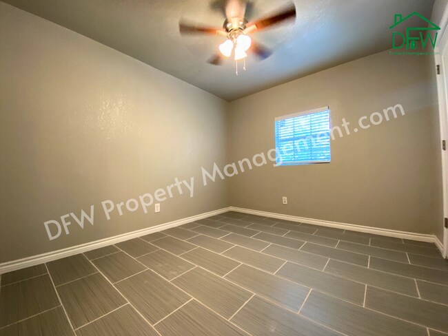 Building Photo - Charming 4 Bedroom 2 Bathroom Home on a Corner Lot in Fort Worth!