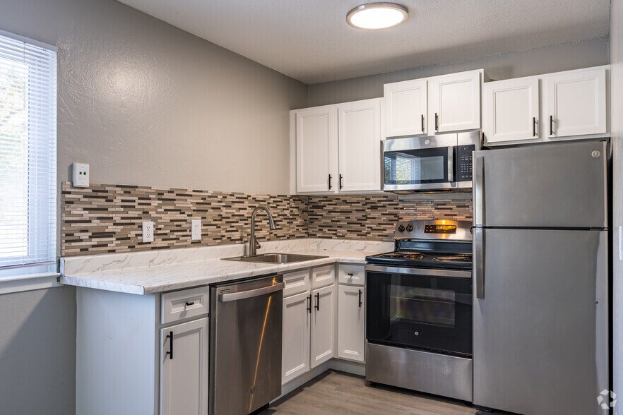 2BR, 1BA - 750SF - Kitchen - Davis Properties