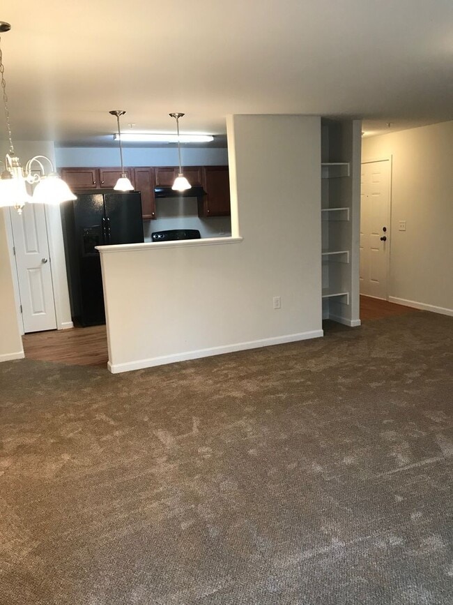 Building Photo - Bright & Inviting 2-Bedroom Condo in Prime...