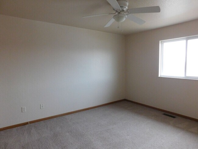 Building Photo - Charming 3 Bed, 2 Bath Townhome with Single-Car Garage