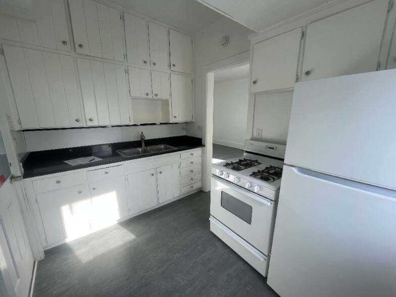 Building Photo - 221 N Davison St